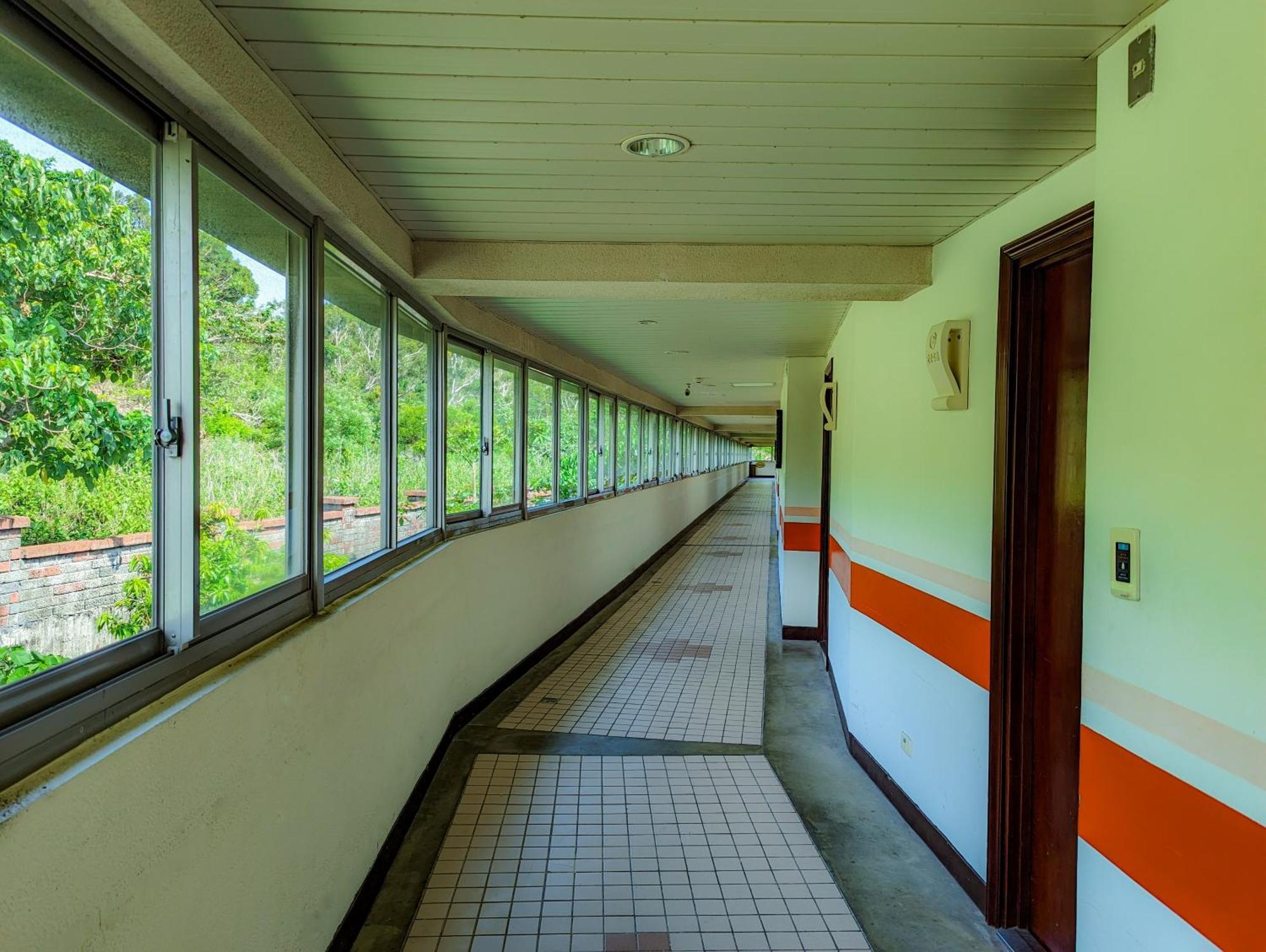 Howard Beach Resort Kenting Εξωτερικό φωτογραφία A corridor in the 1970s