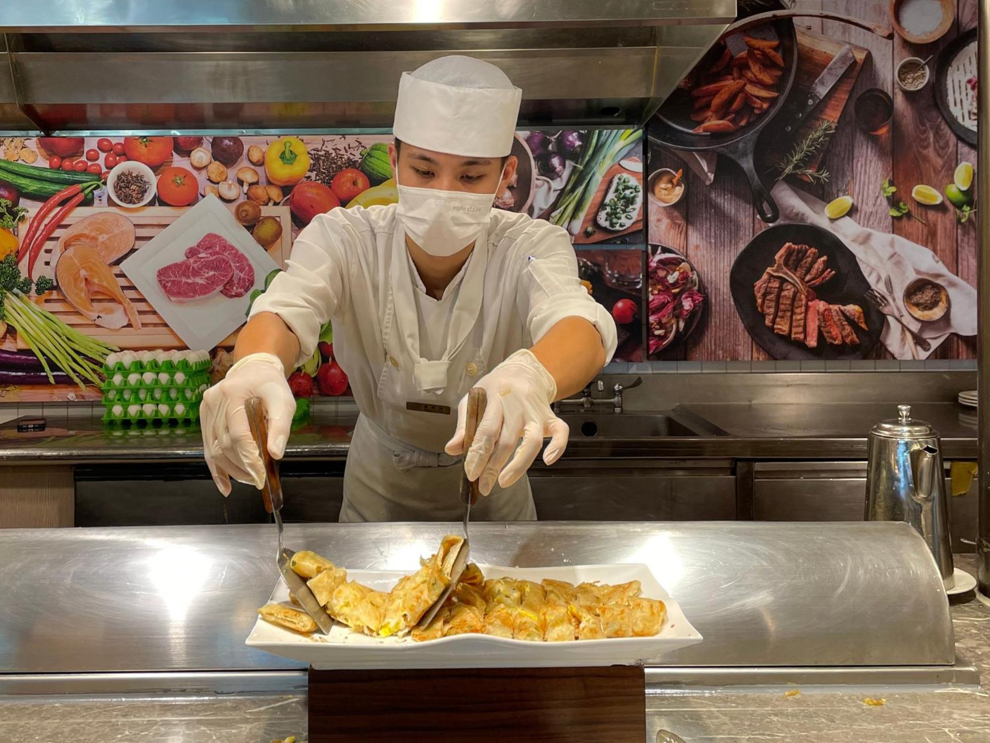 Howard Beach Resort Kenting Εξωτερικό φωτογραφία A cook wearing a hair net and a face mask