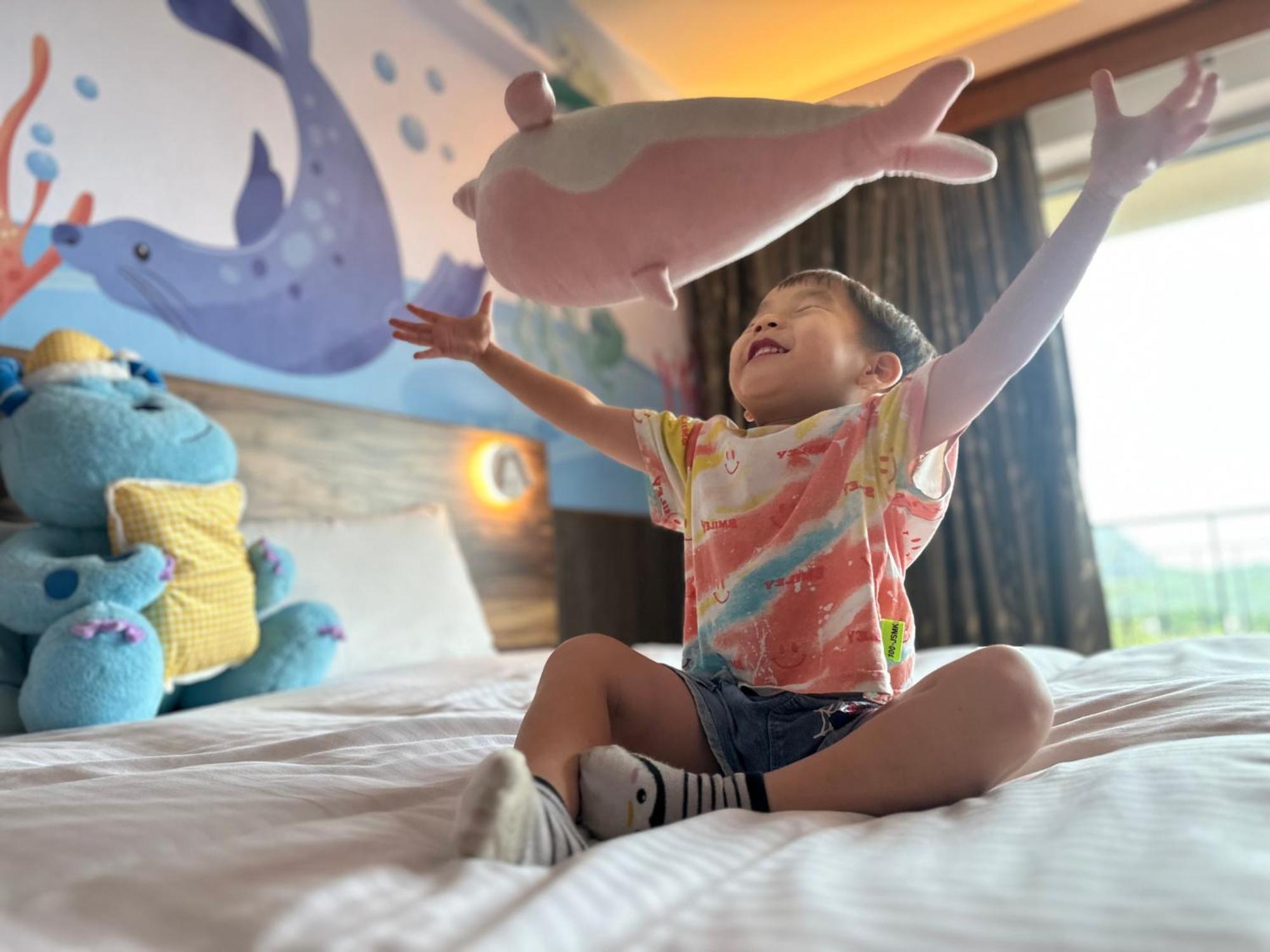 Howard Beach Resort Kenting Εξωτερικό φωτογραφία A child playing with a toy