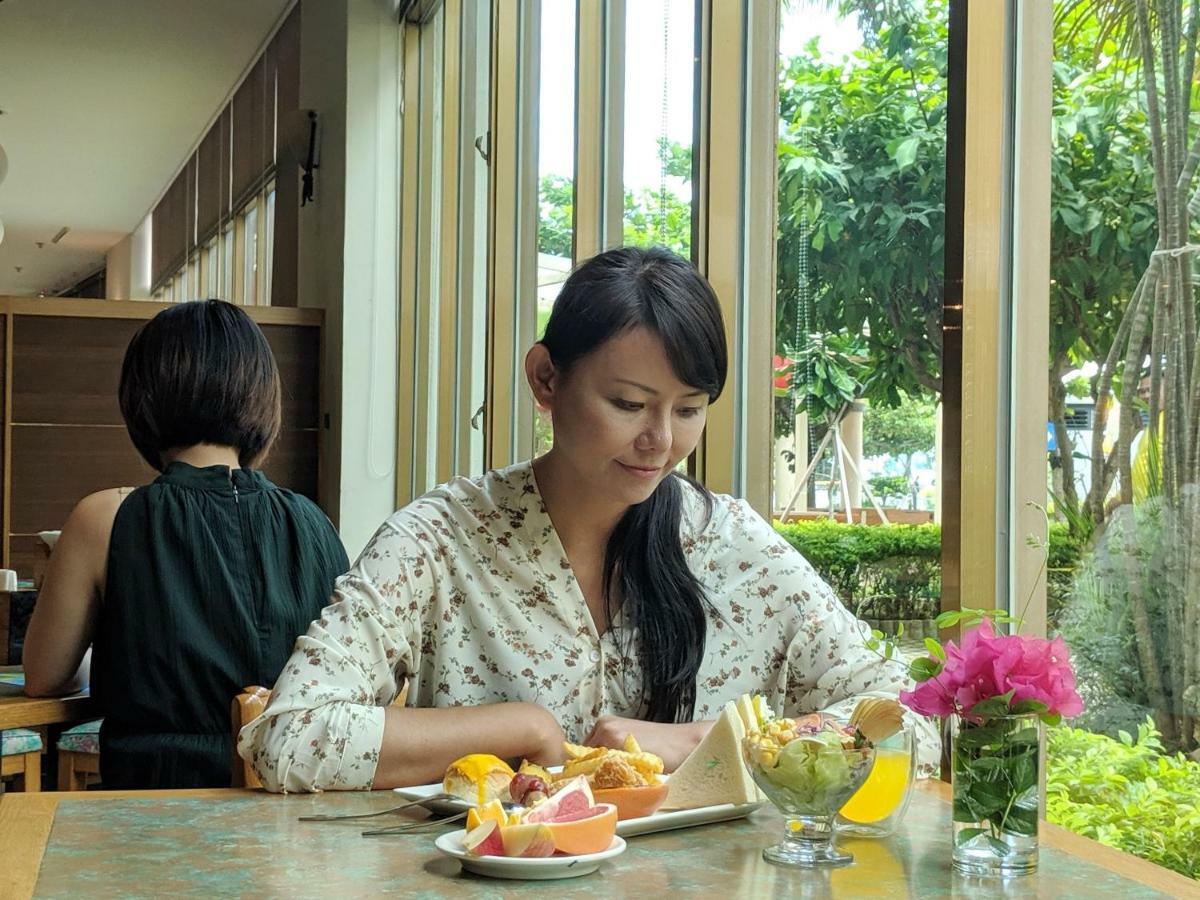 Howard Beach Resort Kenting Εξωτερικό φωτογραφία A woman eating a meal