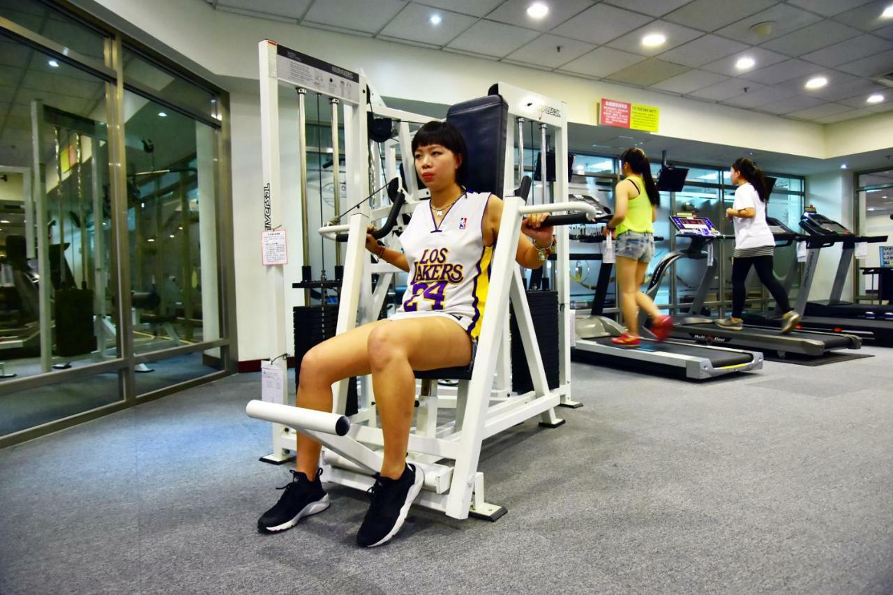 Howard Beach Resort Kenting Εξωτερικό φωτογραφία A woman performing a leg press