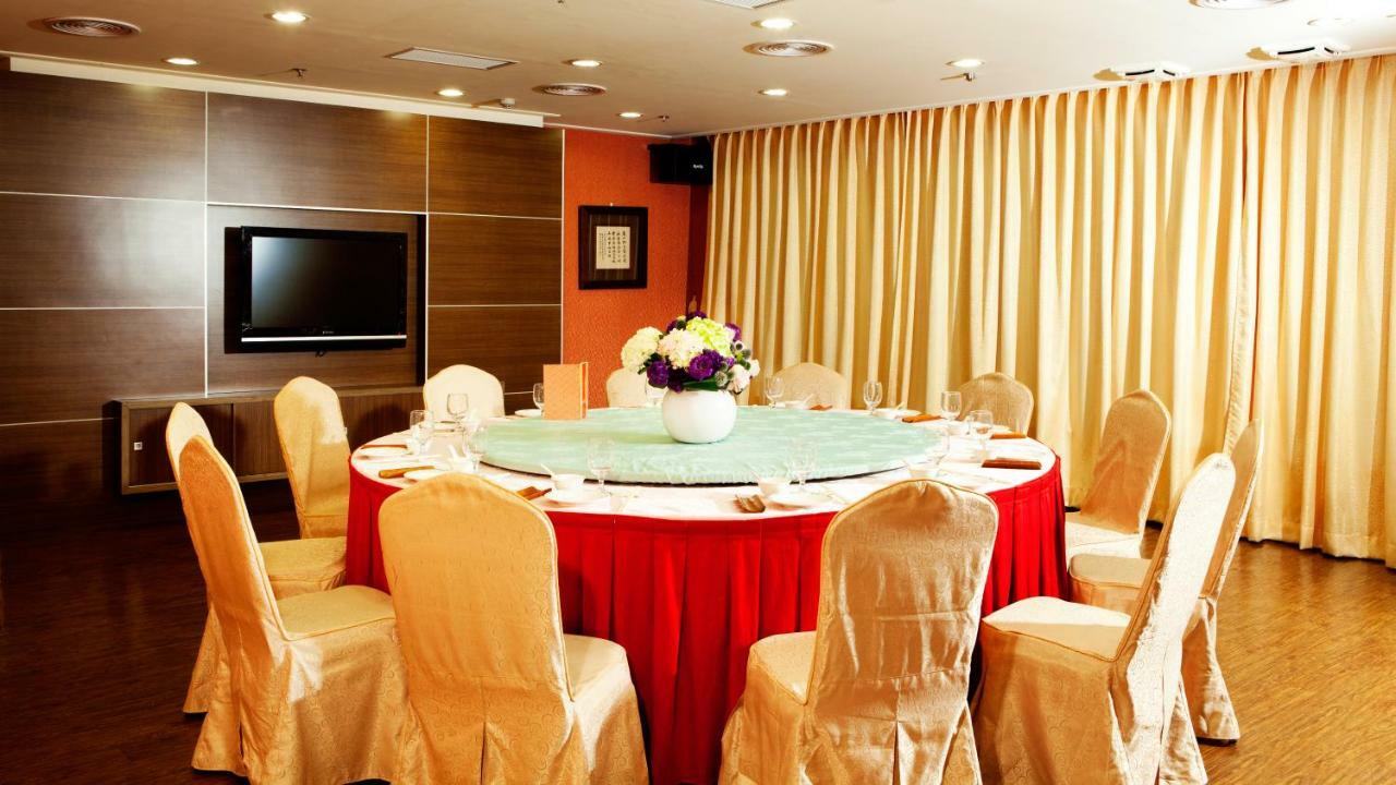 Howard Beach Resort Kenting Εξωτερικό φωτογραφία A round table with a red tablecloth