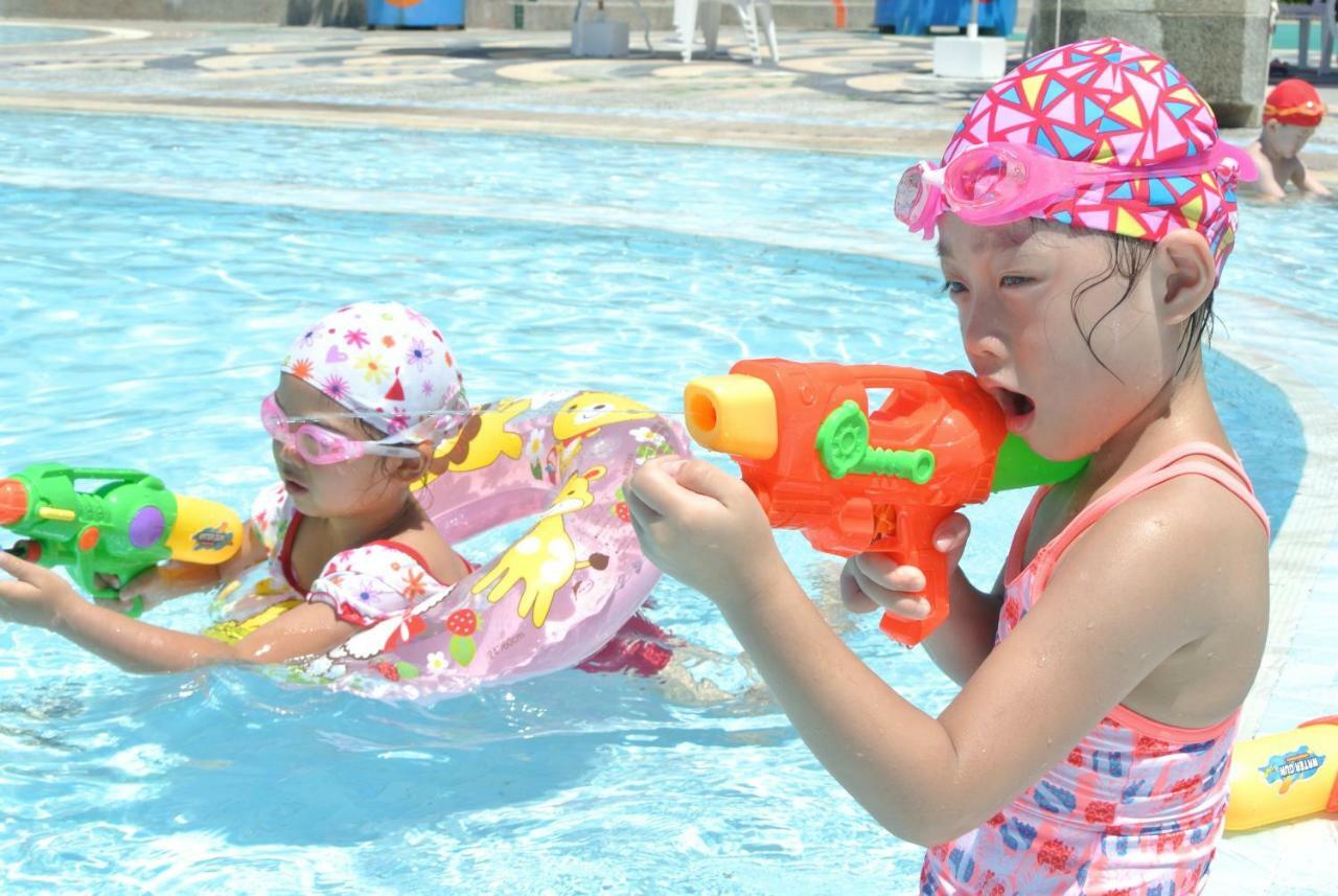 Howard Beach Resort Kenting Εξωτερικό φωτογραφία Children playing with water guns