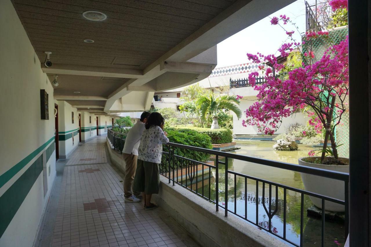 Howard Beach Resort Kenting Εξωτερικό φωτογραφία The university's main building
