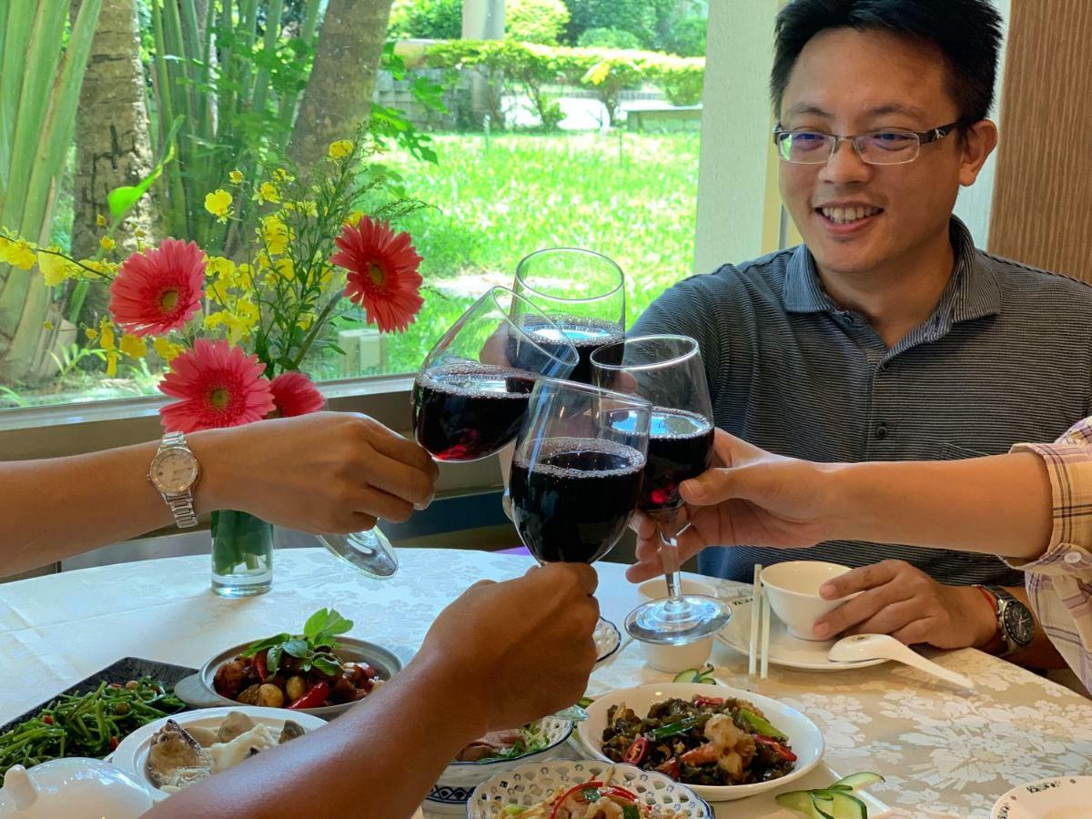Howard Beach Resort Kenting Εξωτερικό φωτογραφία A toast with wine